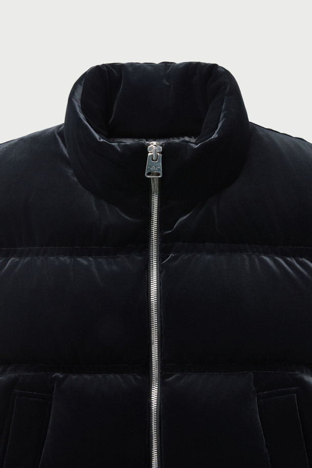 블랙 컬러의 'VELVET' 베스트입니다. 부드러운 촉감의 폴리에스터, 폴리우레탄 혼방 소재로 제작되어 가을, 겨울 시즌에 따뜻하게 착용할 수 있습니다. 두꺼운 두께감과 오버핏 디자인으로 캐주얼하고 미니멀한 스타일을 연출하며, 캠핑룩에도 잘 어울립니다. 집업 여밈 방식에 민소매 디자인, 드롭 숄더, 사이드 포켓과 스토퍼 조임 디테일이 특징입니다. 안감은 폴리에스터로 마감되었습니다.
