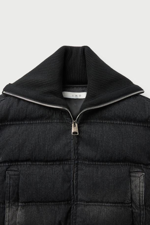 CHANE(샤넬) 데님 다운 점퍼는 여성용 아우터로, 겨울철 캐주얼 스타일을 연출하기에 적합합니다. 블랙 컬러의 무지 디자인에 크롭 기장으로 세련된 핏을 선사하며, 집업 스타일로 간편하게 착용할 수 있습니다. 데님과 면 소재의 조화로 제작되어 두꺼운 두께감을 자랑하며, 폴리에스터와 레이온 안감으로 보온성을 높였습니다. 니트 밴드와 사이드 포켓 디테일이 돋보이는 롱 슬리브 다운 재킷입니다.
