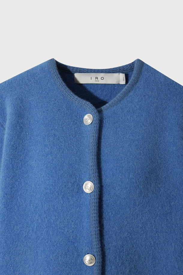 RONDE (론드) 니트 라운드 넥 재킷은 여성의 가을, 겨울 스타일을 책임지는 베이직하고 캐주얼한 무드의 상의입니다. 슬림핏과 레귤러핏으로 출시되어 다양한 체형에 자연스럽게 어울리며, 롱 기장으로 포근함을 더했습니다. 부드러운 촉감의 알파카, 아크릴, 나일론, 폴리우레탄 혼방 소재로 제작되어 편안한 착용감을 선사합니다. 라운드넥 디자인에 텍스쳐 바인딩 디테일과 IRO (아이로) 각인 버튼으로 포인트를 더했으며, 단독 또는 이너로 활용하여 출근룩, 모임룩 등 TPO에 맞는 클래식, 미니멀, 캐주얼 스타일을 연출할 수 있습니다. 무지 디자인의 블루 컬러가 세련된 분위기를 자아내는 긴소매 두꺼운 니트 재킷입니다.
