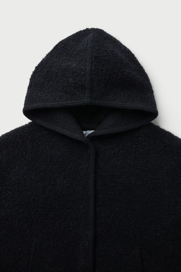 COUP DE (쿠 드) 니트 후드 재킷은 가을과 겨울, 일상에서 편안하게 착용하기 좋은 여성용 상의입니다. 부드러운 촉감의 나일론, 모, 모헤어, 폴리우레탄 혼방 소재로 제작되어 뛰어난 보온성을 제공합니다. 캐주얼, 미니멀, 클래식 스타일을 아우르며, 오버핏으로 편안하게 떨어지는 핏과 드롭숄더 디자인이 특징입니다. 블랙 색상의 무지 디자인에 후드 네크라인과 긴 소매, 바인딩 디테일을 더해 미니멀한 무드를 연출합니다. 집콕룩, 산책룩 등 다양한 TPO에 활용할 수 있는 실용적인 아이템입니다.
