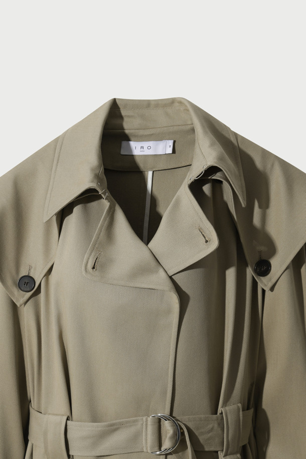 **QARO(카로) 케이프 트렌치 코트**

부드러운 리오셀 소재로 제작되어 봄, 가을에 착용하기 좋은 QARO(카로) 케이프 트렌치 코트입니다. 베이직하고 클래식한 디자인으로, 데이트룩, 오피스룩, 가을 나들이룩 등 다양한 TPO에 활용할 수 있습니다. 롱 기장의 루즈핏으로 편안한 착용감을 선사하며, 허리 벨트와 소매 벨트로 스타일을 연출할 수 있습니다. 무지 디자인에 케이프 타입으로 세련된 포인트를 더했으며, 사이드 포켓이 있어 실용적입니다. 안감은 레이온과 면 혼방으로 제작되었습니다.
