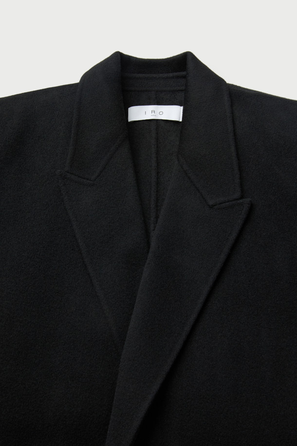 NALLIE(낼리) 오버 숄더 핸드메이드 울 코트는 여성들을 위한 클래식 스타일의 겨울 아우터입니다. 블랙 컬러의 무지 디자인으로, 출근룩, 오피스룩, 모임룩 등 다양한 TPO에 활용하기 좋습니다. 두꺼운 울 소재와 긴 소매 기장이 추운 날씨에도 따뜻함을 선사하며, 오버핏으로 편안한 착용감을 제공합니다. 핸드메이드 공정으로 제작되어 고급스러운 숄더 코트 타입이며, 더블 버튼과 허리 벨트, 라펠 디자인으로 세련된 멋을 더했습니다.
