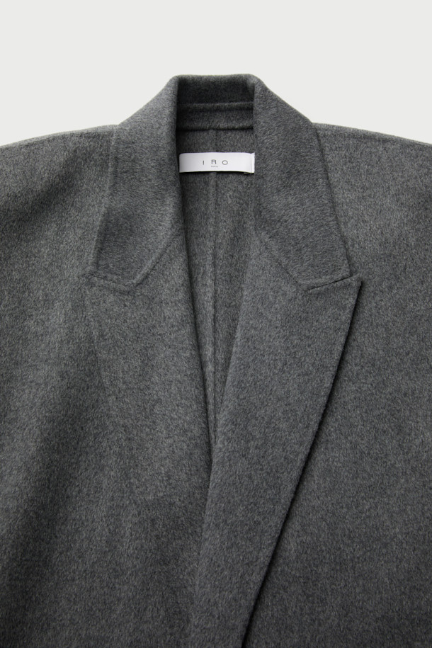 NALLIE(낼리) 오버 숄더 핸드메이드 울 코트는 여성 고객을 위한 클래식한 스타일의 울 코트입니다. 블랙 컬러의 무지 디자인으로, 가을과 겨울에 따뜻하게 착용할 수 있습니다. 롱 기장의 오버핏으로 제작되었으며, 더블 버튼과 버클 여밈으로 세련된 멋을 더했습니다. 핸드메이드 방식으로 제작되어 고급스러운 퀄리티를 자랑하며, 허리 벨트와 라펠 디자인으로 포인트를 주었습니다. 오피스룩, 출근룩, 모임룩 등 다양한 TPO에 활용 가능하며, 미니멀하고 시크한 스타일을 연출하기 좋습니다.
