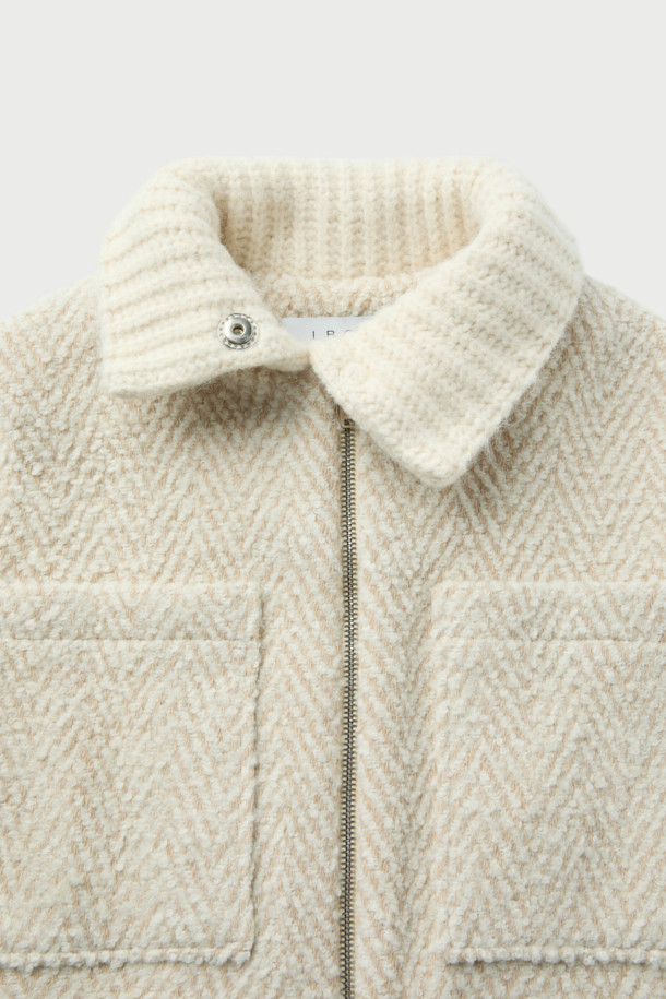 SANABSPE(사나스페) 하이넥 부클 코트는 가을, 겨울 시즌에 어울리는 오버핏 니트 코트입니다. 아이보리, 베이지 두 가지 색상으로 출시되었으며, 부드러운 촉감의 모, 아크릴, 폴리에스터, 나일론, 레이온 혼방 소재로 제작되었습니다. 하이넥 디자인과 집업 여밈 방식으로 보온성을 높였으며, 플랫 포켓과 사이드 히든 포켓으로 실용성을 더했습니다. 출근룩, 모임룩 등 다양한 TPO에 클래식, 미니멀, 캐주얼 스타일로 연출하기 좋습니다. 안감은 레이온과 면으로 마감되어 편안한 착용감을 선사합니다.
