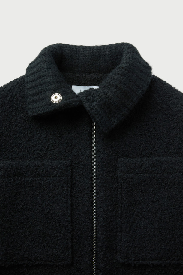 SANABSPE(사나브스페) 하이넥 부클 코트는 여성 고객을 위한 겨울철 필수 아이템입니다. 부드러운 촉감의 모, 아크릴, 폴리에스터, 나일론, 레이온 혼방 부클 소재를 사용하여 따뜻함과 편안함을 동시에 선사합니다. 롱 기장의 오버핏 디자인에 하이넥 스타일이 더해져 멋스러운 연출이 가능하며, 집업 여밈 방식으로 간편하게 착용할 수 있습니다. 무지 패턴의 블랙 컬러로 어떤 룩에도 잘 어울리며, 출근룩, 클래식, 미니멀, 캐주얼 스타일을 모두 소화 가능합니다. 플랫 포켓과 사이드 히든 포켓으로 실용성을 더했으며 안감은 레이온과 면으로 마감하여 착용감을 높였습니다.
