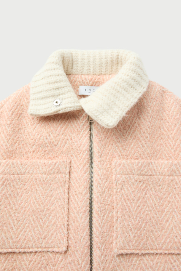 SANABSPE(사납스페) 하이넥 부클 코트는 포근하고 따뜻한 겨울을 위한 필수 아이템입니다. 핑크 컬러의 부클 소재가 사랑스러운 분위기를 연출하며, 오버핏 디자인으로 편안한 착용감을 선사합니다. 하이넥 디자인과 집업 여밈 방식으로 보온성을 높였으며, 플랫 포켓과 사이드 히든 포켓으로 실용성을 더했습니다. 모, 아크릴, 폴리에스터, 나일론, 레이온 등 다양한 소재 혼방으로 부드러운 촉감과 우수한 보온성을 자랑합니다. 데이트룩, 클래식, 미니멀, 캐주얼 등 다양한 스타일 연출에 활용 가능한 니트 코트입니다.
