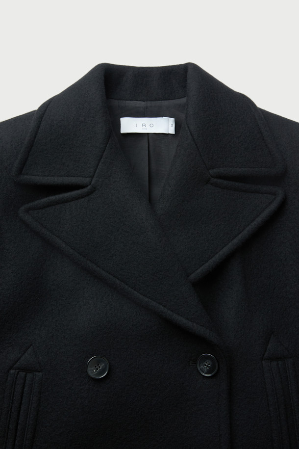 CARIBE (카리브) 오버 숄더 더블 피코트는 가을과 겨울, 당신의 스타일을 완성해 줄 여성용 아우터입니다. 블랙 컬러의 무지 디자인으로, 클래식하고 미니멀한 무드를 연출합니다. 모, 나일론, 캐시미어 혼방 소재로 제작되어 두꺼운 두께감과 부드러운 촉감을 선사하며, 오버핏 디자인과 숄더 디자인으로 트렌디함을 더했습니다. 더블 버튼 여밈 방식과 와이드 라펠, 긴 소매, 사이드 포켓 디테일이 돋보이며, 오피스룩, 출근룩, 모임룩 등 다양한 TPO에 활용 가능합니다. 레이온과 면 안감으로 편안한 착용감을 제공하는 더블 브레스티드 코트입니다.
