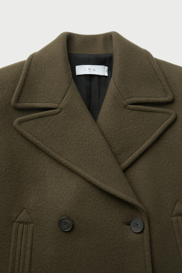 CARIBE(카리브) 오버 숄더 더블 피코트는 가을과 겨울, 클래식한 무드를 연출하는 아우터입니다. 모, 나일론, 캐시미어 혼방의 두꺼운 소재로 제작되어 따뜻하고 포근한 착용감을 선사합니다. 와이드 라펠과 사이드 포켓 디테일이 돋보이며, 오버핏 디자인으로 편안하면서도 세련된 스타일을 완성합니다. 더블 버튼 여밈과 긴 소매 기장으로 클래식, 미니멀, 시크한 스타일을 연출하여 오피스룩, 출근룩, 모임룩 등 다양한 TPO에 활용 가능합니다. 안감은 레이온과 면 혼방으로 부드러운 착용감을 더했습니다.
