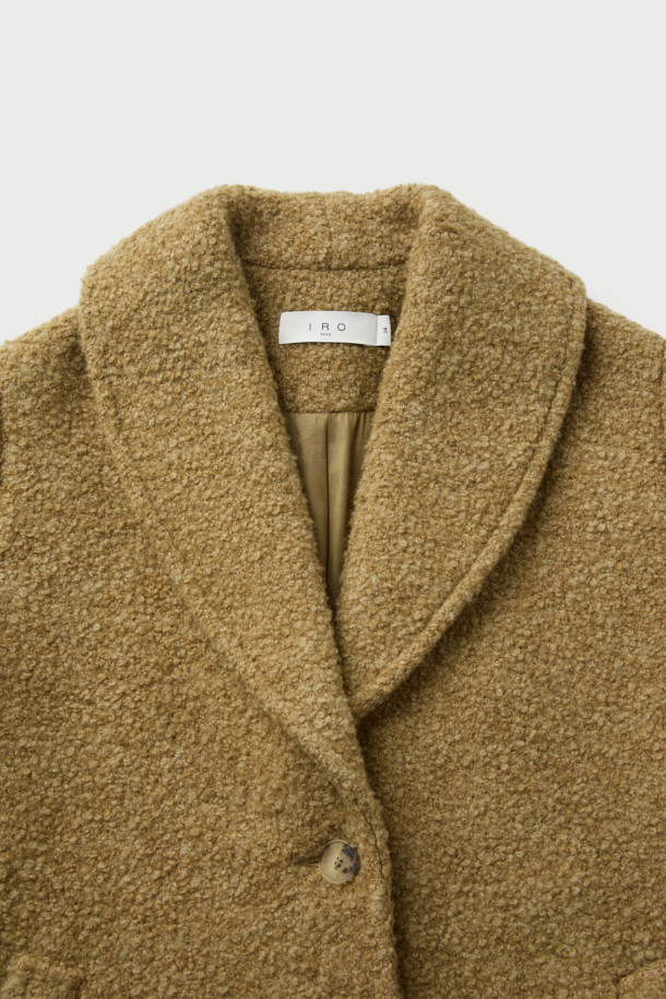 **파리아 숄 카라 부클 코트**는 부드러운 촉감의 모, 폴리에스터, 아크릴 혼방 소재로 제작되어 가을과 겨울에 따뜻하게 착용하기 좋은 두꺼운 두께감의 여성 코트입니다. 베이직하고 클래식한 무드의 브라운 컬러 무지 디자인에 숄 카라 디테일이 돋보이며, 오버핏으로 편안한 착용감을 선사합니다. 싱글 버튼 여밈 방식과 긴 소매 기장, 사이드 포켓 디테일이 특징이며, 안감은 레이온과 면으로 구성되어 있습니다. 출근룩과 모임룩, 클래식 또는 미니멀 스타일을 즐겨 입는 분들께 추천합니다.
