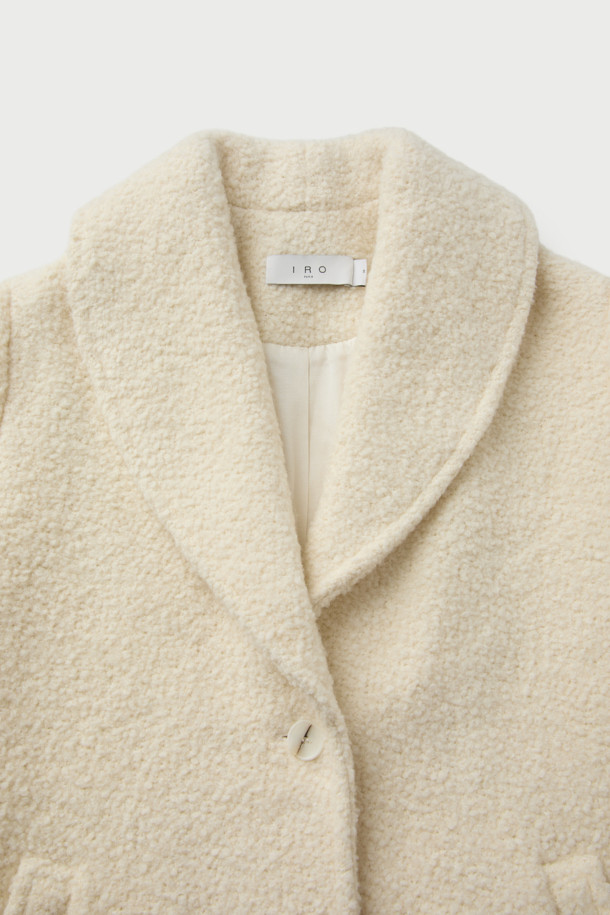 세련된 스타일을 완성하는 FARIA(파리아) 숄 카라 부클 코트입니다. 부드러운 촉감의 모, 폴리에스터, 아크릴 혼방 소재로 제작되어 가을과 겨울, 포근하고 따뜻하게 착용할 수 있습니다. 미니멀하고 클래식한 디자인에 아이보리, 화이트 컬러가 더해져 오피스룩, 모임룩, 데이트룩 등 다양한 TPO에 활용 가능합니다. 숄 카라, 긴 소매, 오버핏, 싱글 버튼 여밈, 사이드 포켓 디테일이 돋보이며, 안감은 레이온과 면으로 마감되었습니다. 두꺼운 두께감으로 보온성을 높였으며, 시크한 스타일을 연출하기 좋습니다.
