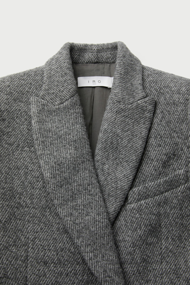 ARIANNA(아리아나) 클래식 부클 코트는 여성스러운 클래식 스타일을 완성하는 롱 기장의 코트입니다. 부드러운 촉감의 아크릴, 폴리에스터, 모 혼방 소재로 제작되어 가을과 겨울에 따뜻하게 착용할 수 있습니다. 톤 다운된 그레이 컬러와 슬림핏 디자인이 시크하고 미니멀한 무드를 자아내며, 더블 버튼, 플랩 포켓, 웰트 포켓 등의 디테일이 돋보입니다. 오피스룩, 출근룩, 모임룩 등 다양한 TPO에 활용 가능하며, 레이온과 면 혼방의 안감으로 편안한 착용감을 선사합니다.
