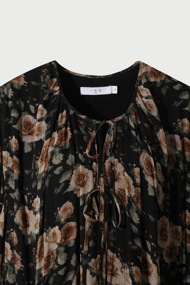 **LEANDRE(리앤드레) 플로럴 러플 드레스**는 여성스러운 무드를 연출하는 플라워 패턴의 롱 슬리브 러플 드레스입니다. 부드러운 레이온 소재와 얇은 두께감으로 봄, 여름 시즌에 시원하게 착용 가능하며, 루즈핏으로 편안한 착용감을 선사합니다. 드롭숄더와 벌룬 소매, 러플 디테일, 플레어 스커트가 우아하고 페미닌한 분위기를 더하며, 시스루 디자인과 스트링넥으로 포인트를 더했습니다. 데이트룩, 모임룩, 휴가룩 등 다양한 TPO에 로맨틱하고 클래식한 스타일로 연출해보세요. 블랙과 브라운 두 가지 색상으로 만나볼 수 있습니다.
