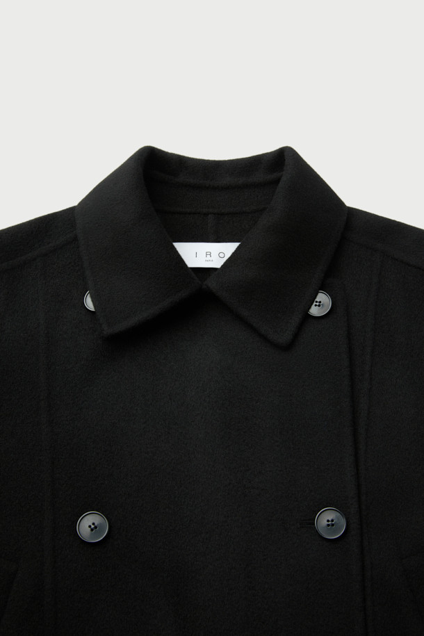 RYNAYA(리나야) 핸드메이드 울 재킷은 가을, 겨울 시즌에 어울리는 여성용 자켓입니다. 미니멀한 스타일의 블랙 컬러 무지 디자인으로, 출근룩, 오피스룩, 모임룩 등 다양한 TPO에 활용하기 좋습니다. 부드러운 울과 나일론 혼방 소재로 제작되어 편안한 촉감을 선사하며, 루즈핏과 크롭 기장으로 세련된 실루엣을 연출합니다. 와이드 라펠과 드롭 숄더, 더블 버튼 여밈, 사이드 포켓 디테일이 특징이며, 안감 처리는 되어 있지 않습니다.
