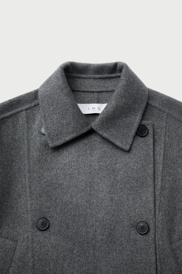 **RYNAYA (르나야) 핸드메이드 울 재킷**은 가을과 겨울, 미니멀하고 시크한 스타일을 연출하기에 좋은 아우터입니다. 부드러운 촉감의 모(wool)와 나일론 혼방 소재로 제작되어 편안한 착용감을 선사합니다. 릴랙스 핏과 크롭 기장으로 세련된 실루엣을 강조하며, 와이드 라펠과 드롭 숄더 디테일이 특징입니다. 일상뿐만 아니라 출근룩으로도 활용하기 좋으며, 무지 디자인으로 다양한 스타일과 매치하기 용이합니다. 안감이 없어 더욱 가볍게 착용할 수 있으며, 사이드 포켓으로 실용성을 더했습니다.
