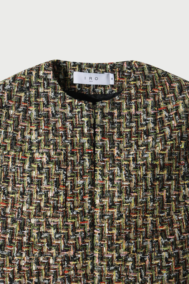 세련된 무드의 WANNY 트위드 재킷입니다. 멀티컬러와 메탈릭 컬러의 조화가 돋보이며, 봄, 가을에 입기 좋은 두꺼운 두께감의 숏 기장 자켓입니다. 클래식하고 엘레강스한 스타일을 연출하며, 오픈형 디자인에 래귤러핏으로 편안하게 착용 가능합니다. 데이트룩, 모임룩, 오피스룩 등 다양한 TPO에 활용할 수 있으며, 클래식, 미니멀, 시크한 스타일을 선호하는 여성분들께 추천합니다. 폴리에스터, 아크릴, 면, 나일론, 모, 금속섬유, 레이온, 그리고 면 안감으로 제작되어 고급스러운 촉감을 선사합니다.
