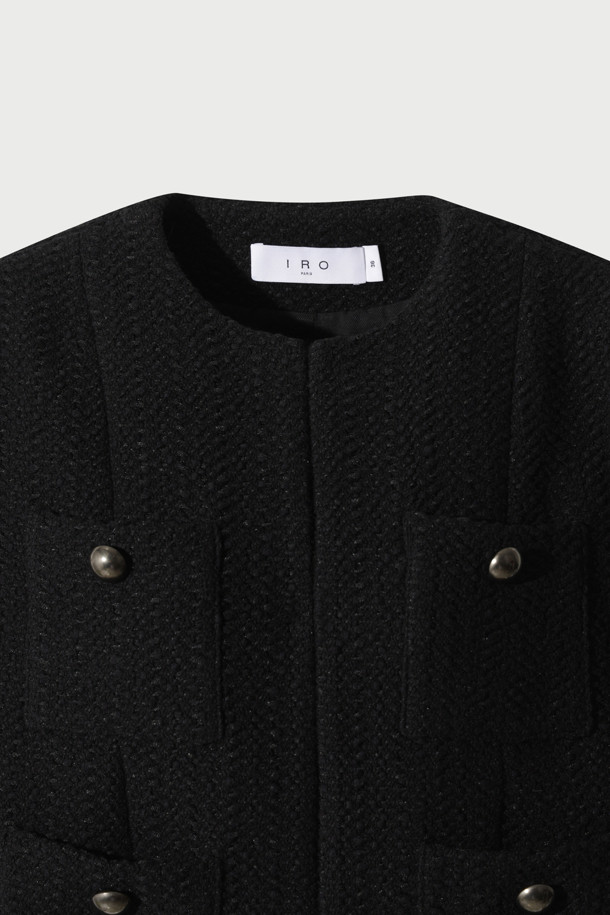 KANIL(카닐) 포켓 트위드 재킷은 여성 고객을 위한 클래식하고 미니멀한 스타일의 아우터입니다. 봄, 가을에 착용하기 적합하며, 블랙 색상으로 다양한 의상에 매치하기 용이합니다. 두꺼운 두께감의 숏 기장 재킷으로, 텍스처 촉감의 트위드 소재와 라운드 넥, 버튼 여밈 방식이 특징입니다. 포켓 디테일과 안감 처리가 되어 있어 오피스룩, 모임룩, 데이트룩 등 TPO에 맞춰 시크하게 연출할 수 있습니다. 폴리에스터, 아크릴, 면, 모 혼방의 레귤러핏으로 제작되어 편안한 착용감을 선사합니다.
