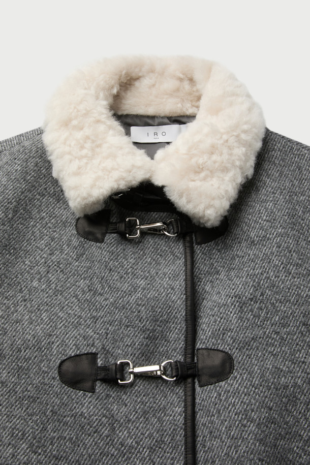 KASSON(카손) 퍼 카라 부클 재킷은 여성용 아우터로, 가을과 겨울에 따뜻하게 착용할 수 있습니다. 부드러운 촉감의 두꺼운 소재(아크릴, 폴리에스터, 모, 소가죽)로 제작되었으며, 하이넥 디자인과 오버핏으로 클래식하면서도 캐주얼한 스타일을 연출합니다. 그레이 컬러의 무지 패턴에 퍼 카라와 가죽 트리밍, 메탈 버클 디테일이 돋보이며, 긴 소매와 고리형 여밈 방식으로 편안함을 더했습니다. 출근룩이나 모임룩에 활용하기 좋으며, 미니멀한 스타일을 선호하는 분들께 추천합니다. 안감은 레이온과 면 혼방입니다.
