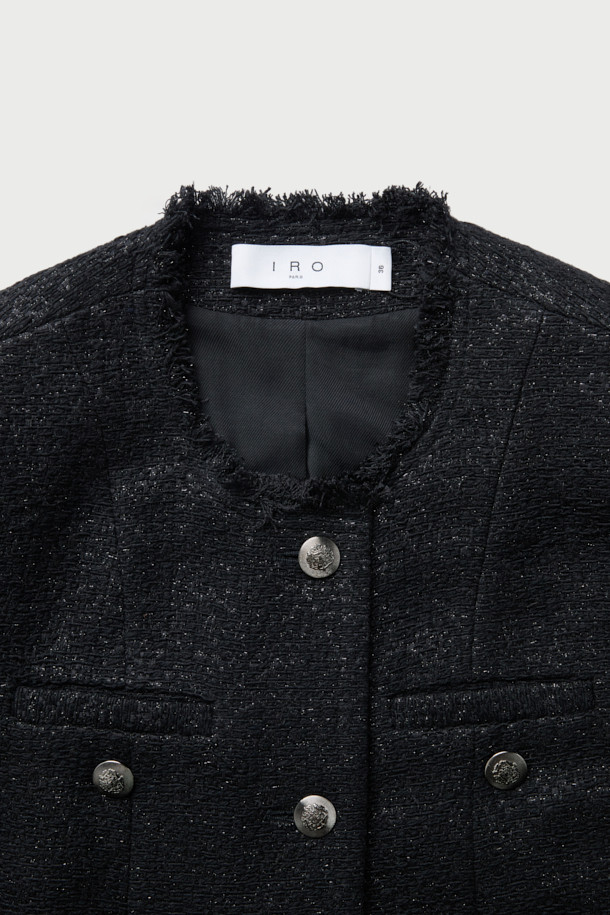 'TINELI (티넬리)' 클래식 롱 트위드 재킷은 여성의 우아함을 돋보이게 해주는 블랙 컬러의 롱 기장 아우터입니다. 봄, 가을에 착용하기 좋으며, 클래식한 무드를 연출하는 슬림핏 디자인입니다. 아크릴, 모, 면, 폴리에스터, 나일론 등 다양한 소재를 혼방하여 두께감 있는 따뜻함을 제공합니다. 버튼으로 여미는 방식이며, 프린지 디테일과 4개의 포켓, 은은한 광택감이 특징입니다. 오피스룩, 모임룩, 데이트룩 등 다양한 TPO에 클래식, 미니멀, 시크한 스타일을 더해 세련된 룩을 완성해보세요.
