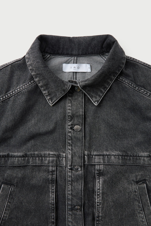 JEZABEL(제자벨) 데님 트러커 재킷은 블랙 컬러의 무지 디자인으로, 봄, 가을에 착용하기 좋은 캐주얼 스타일의 오버핏 데님 재킷입니다. 면 소재로 제작되어 편안한 착용감을 제공하며, 밑단 밴딩과 사이드 포켓, 빈티지 워싱 디테일이 돋보입니다. 셔츠형 디자인에 긴 소매 기장으로 다양한 스타일 연출이 용이하며, 안감은 폴리에스터와 면 혼방으로 제작되었습니다. 버튼 여밈 방식으로 간편하게 착용할 수 있는 데님 재킷입니다.
