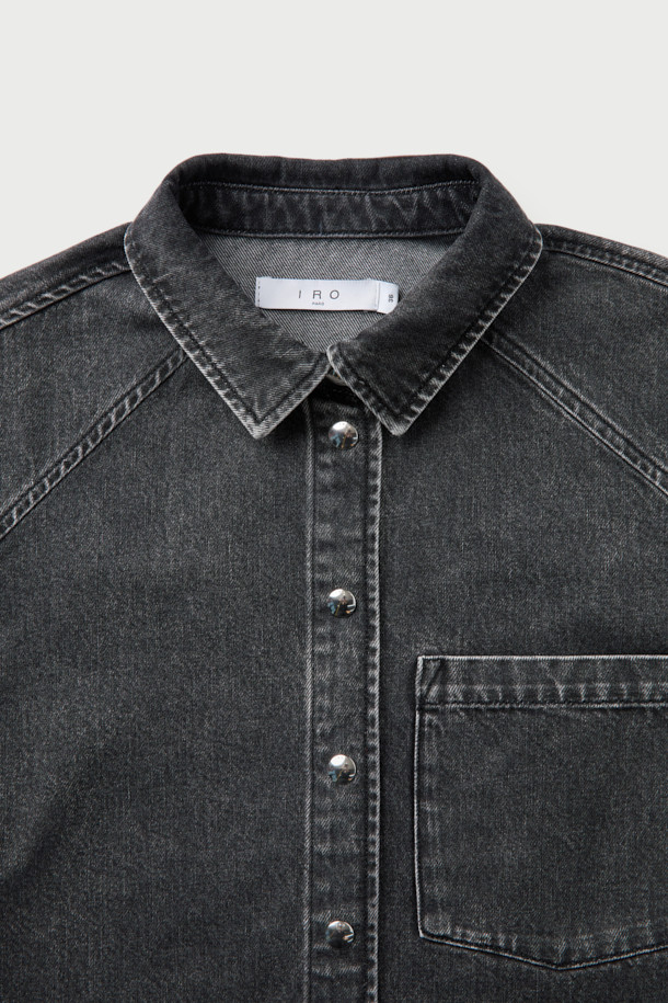 JOSY(조시) 데님 셔츠는 캐주얼, 미니멀, 클래식 스타일을 아우르는 오버핏 데님 자켓입니다. 그레이 컬러의 무지 디자인으로, 라글랑 소매와 싱글 포켓 디테일이 특징입니다. 봄, 가을 시즌에 활용하기 좋으며, 일상복뿐만 아니라 봄 소풍룩, 캠핑룩으로도 연출할 수 있습니다. 스냅 버튼으로 간편하게 여밀 수 있으며, 긴 소매 기장으로 다양한 스타일을 소화할 수 있습니다. 데님과 면 혼방 소재로 제작되어 편안한 착용감을 제공합니다.
