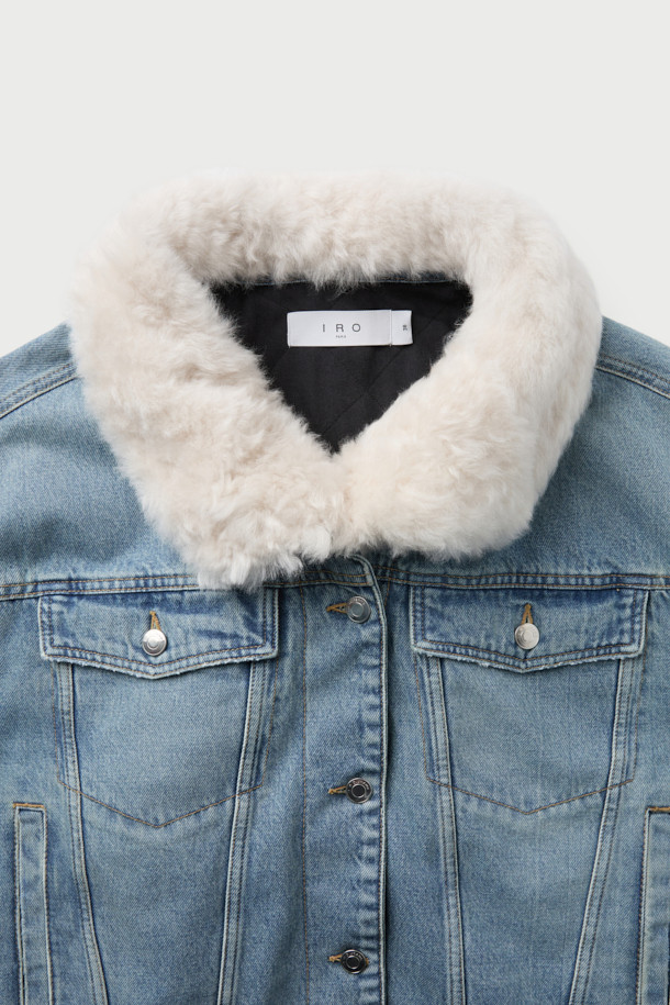 **SOPHIA 퍼 카라 데님 재킷**은 클래식과 캐주얼 무드를 동시에 연출하는 오버핏 데님 재킷입니다. 블루 컬러의 무지 데님 소재에 탈부착 가능한 퍼 카라가 더해져 포근함과 세련된 분위기를 선사합니다. 봄, 가을 시즌에 적합하며, 셔츠형 디자인과 플랩 포켓 디테일이 돋보입니다. 

워싱 가공으로 빈티지한 멋을 살렸으며, 안감은 폴리에스터와 면 혼방으로 제작되어 편안한 착용감을 제공합니다. 버튼 여밈 방식과 긴 소매 기장으로 다양한 스타일링이 가능합니다. 데님과 면 소재의 조화로 제작되어 높은 활용도를 자랑합니다.
