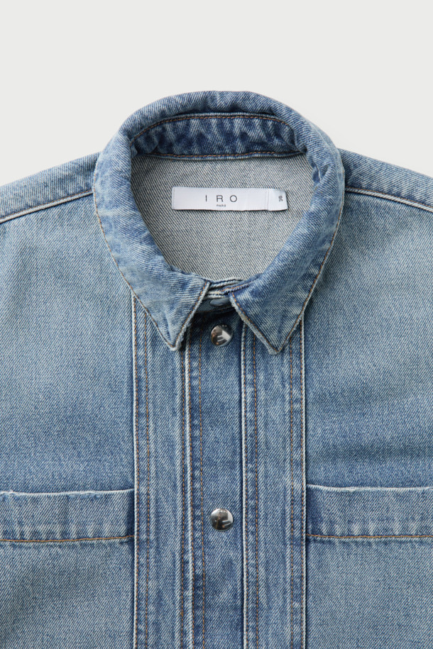 시도니 데님 셔츠는 봄, 가을에 어울리는 캐주얼 스타일의 데님 자켓입니다. 블루 컬러의 무지 디자인으로, 오버핏 크롭 기장과 긴 소매가 특징입니다. 스냅 버튼으로 여밈이 가능하며, 포켓과 패널 스티치 디테일이 돋보입니다. 봄 소풍룩이나 미니멀한 스타일 연출에 적합한 아이템입니다.
