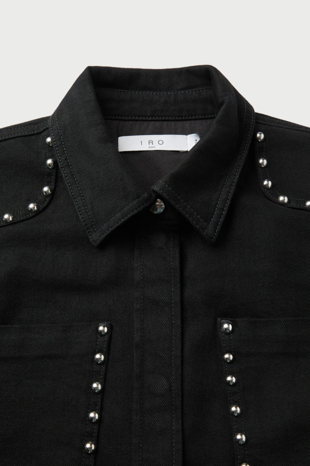 THOMAS(토마스) 스터드 데님 셔츠는 블랙 컬러의 오버핏 데님 자켓입니다. 간절기에 적합하며, 캐주얼, 미니멀, 시크한 스타일을 연출하기 좋습니다. 무지 패턴에 스터드 디테일과 어깨 라인 장식이 특징이며, 싱글 포켓으로 포인트를 더했습니다. 데이트룩 또는 모임룩에 활용하기 좋으며, 면, 데님, 폴리우레탄 혼방 소재로 제작되었습니다. 긴 소매와 스냅 여밈 방식이 특징입니다.
