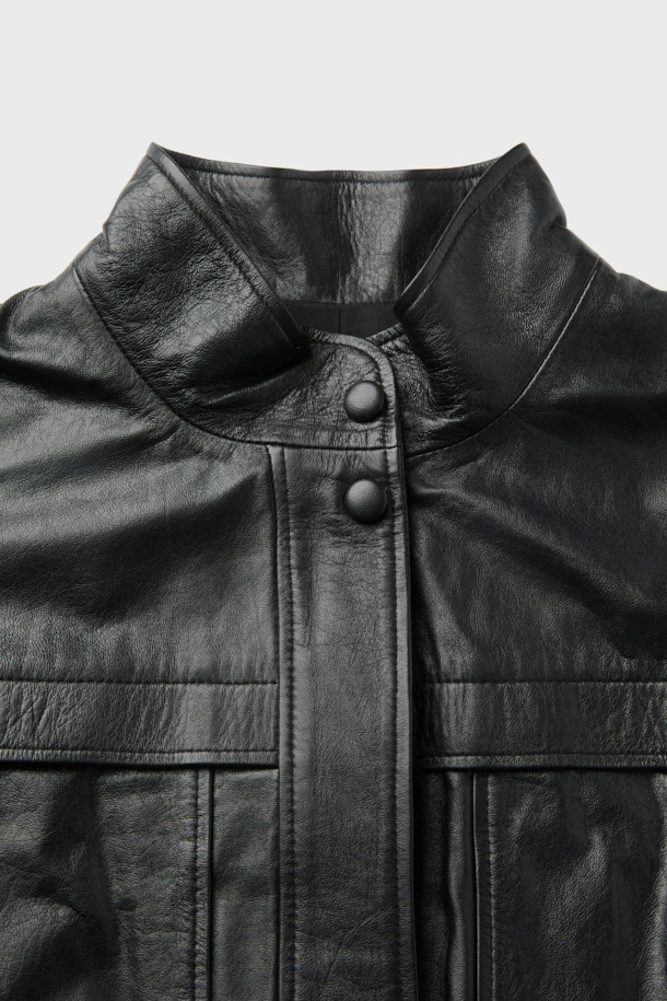 **JASPER(재스퍼) 하이넥 가죽 베스트**는 모던한 스타일을 추구하는 당신을 위한 완벽한 아이템입니다. 부드러운 천연 가죽 소재에 블랙 컬러, 무지 패턴으로 시크하면서도 미니멀한 분위기를 연출합니다. 견장 디테일과 사이드 포켓이 디자인의 포인트를 더하며, 봄, 가을 시즌 데이트룩, 모임룩, 출근룩 등 다양한 TPO에 활용 가능합니다. 오버핏으로 편안함과 스타일리시함을 동시에 잡았으며, 스냅 및 지퍼 여밈으로 간편하게 착용할 수 있습니다. 안감은 레이온 소재로 제작되어 부드러운 촉감을 선사합니다.
