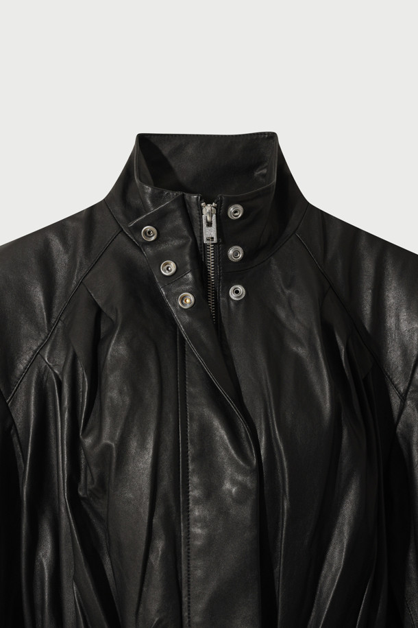 킹스턴 오버 숄더 가죽 롱 재킷은 여성스러운 실루엣을 강조하는 모던하고 클래식한 디자인의 가죽 재킷입니다. 부드러운 천연 가죽 소재에 안감으로 리오셀을 사용하여 편안한 착용감을 선사합니다. 롱 기장에 오버핏으로 제작되어 트렌디하며, 하이넥, 허리 밴딩, 어깨 플리츠, 양쪽 포켓, 이중 여밈 등의 디테일로 고급스러움을 더했습니다. 지퍼와 스냅으로 여밈 방식을 선택할 수 있으며, 블랙 컬러의 무지 디자인으로 다양한 스타일 연출이 가능합니다. 데이트룩, 모임룩, 출근룩 등 TPO에 구애받지 않고 클래식, 미니멀, 시크한 스타일을 완성할 수 있습니다.
