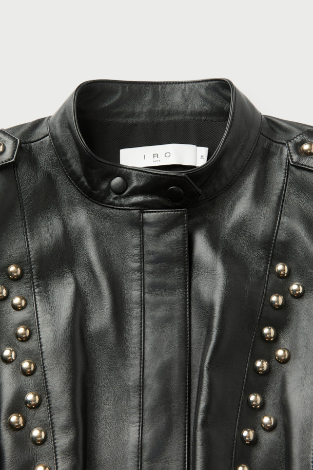 COLUMBIA(컬럼비아) 스터드 가죽 재킷은 유니섹스 디자인으로, 봄, 가을에 어울리는 필수 아우터입니다. 블랙 컬러의 천연 가죽 소재로 제작되어 모던하면서도 클래식한 스타일을 연출합니다. 하이넥 디자인과 지퍼 및 스냅 여밈 방식, 레귤러 핏으로 세련된 핏을 선사합니다. 어깨 견장과 스터드 디테일, 사이드 포켓으로 포인트를 더했으며, 데이트룩, 모임룩, 출근룩 등 다양한 TPO에 활용 가능합니다. 미니멀, 시크한 스타일을 즐기는 분들께 추천합니다.
