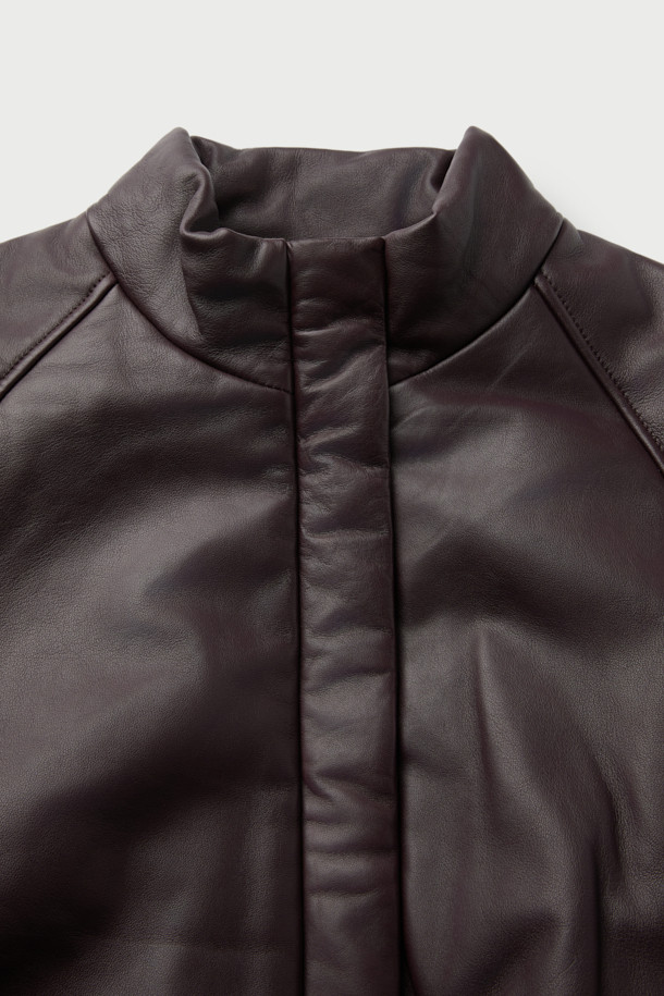 델타 가죽 블루종 재킷은 부드러운 양가죽 소재로 제작되어 고급스러운 촉감을 선사하는 블루종 재킷입니다. 와인, 버건디 두 가지 컬러로 출시되어, 가을과 겨울 시즌 캐주얼한 데이트룩, 모임룩에 포인트를 더할 수 있습니다. 하이넥 칼라, 라글랑 라인, 밑단 셔링 디테일이 돋보이는 디자인으로, 트렌디하면서도 미니멀, 클래식한 스타일을 연출합니다. 루즈핏 크롭 기장으로, 편안한 착용감과 세련된 실루엣을 동시에 만족시켜줍니다. 안감은 리오셀 소재로 제작되어 쾌적한 착용감을 제공합니다.
