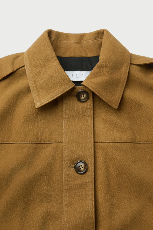 BARRIE(바리에) 스웨이드 오버 재킷은 부드러운 스웨이드와 천연 가죽 소재로 제작되어 봄, 가을 간절기에 활용하기 좋은 아이템입니다. 브라운 컬러의 무지 디자인으로 캐주얼하고 베이직한 스타일을 연출하며, 드롭 숄더, 견장 디테일, 플랩 포켓, 밑단 벨트, 밑단 밴딩 등의 특징을 더했습니다. 레이온 안감과 중간 두께감으로 편안한 착용감을 선사하며, 버튼 여밈과 긴 소매 기장으로 클래식한 분위기를 더합니다. 비즈니스 캐주얼 및 모임룩, 데일리룩 등 다양한 TPO에 활용 가능하며 미니멀한 스타일을 즐기는 분들께 추천합니다.
