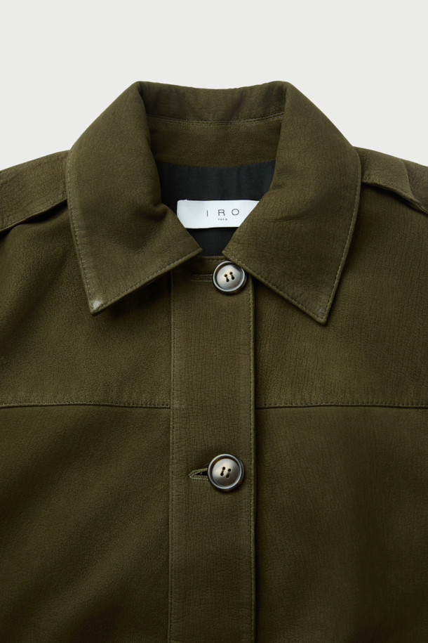 'BARRIE(바리에)' 스웨이드 오버 자켓은 남녀 공용으로, 봄, 가을에 캐주얼, 클래식, 미니멀한 스타일을 연출하기 좋습니다. 부드러운 스웨이드와 천연가죽 소재로 제작되어 고급스러운 촉감을 선사하며, 드롭 숄더와 플랩 포켓, 밑단 밴딩 등의 디테일이 돋보입니다. 넉넉한 오버핏으로 편안한 착용감을 제공하며, 데이트룩, 모임룩에 활용하기 좋습니다. 안감은 레이온 소재로 마감하여 활동성을 높였습니다. 
