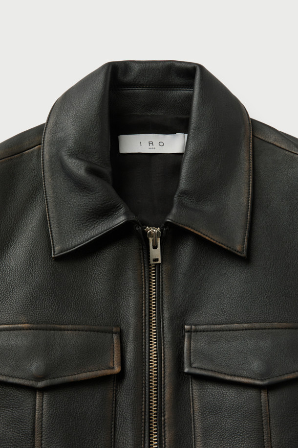 토론토 벨티드 가죽 재킷은 여성 고객을 위해 제작된, 모던하고 클래식한 스타일의 블랙 가죽 재킷입니다. 봄, 가을에 어울리는 두꺼운 소가죽 소재로 제작되었으며, 셔츠형 디자인에 숏 기장으로 시크한 매력을 더했습니다. 지퍼와 벨트 여밈 방식으로 허리 라인을 강조하여 레귤러핏을 더욱 돋보이게 합니다. 플랩 포켓과 빈티지 가공 디테일이 돋보이며, 리오셀 안감으로 편안한 착용감을 선사합니다. 데이트룩, 모임룩, 출근룩 등 다양한 TPO에 미니멀하고 세련된 스타일을 연출할 수 있습니다.
