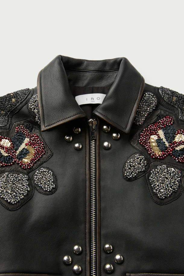 THUNDER(썬더) 자수 가죽 재킷은 소가죽 소재의 여성용 아우터입니다. 블랙 컬러에 오버핏 레귤러 기장의 라이더 재킷으로, 봄, 가을에 착용하기 좋습니다. 자수 패턴과 비즈 장식, 플랩 포켓, 빈티지 가공 디테일이 돋보이며, 지퍼 여밈과 소매 버튼으로 포인트를 더했습니다. 안감은 리오셀 소재이며, 데이트룩, 모임룩, 스트릿, 시크, 클래식 스타일을 연출하기에 좋습니다.
