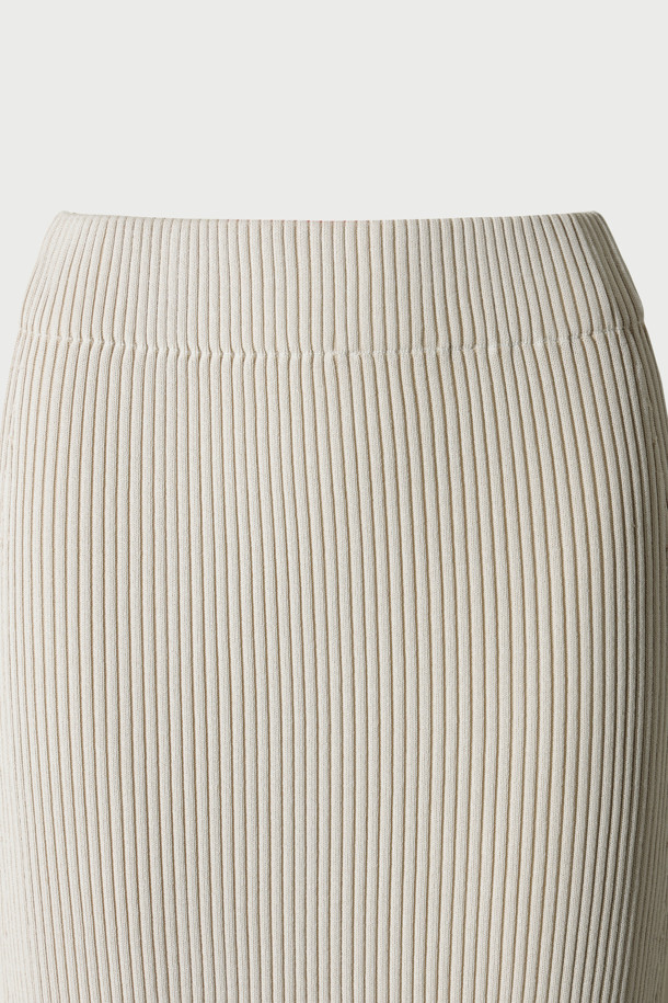 CARLOTA(카를로타) 니트 슬릿 스커트는 가을, 겨울 시즌에 어울리는 여성용 롱스커트입니다. 베이직한 스타일의 슬림핏으로, 허리 전체 밴딩 처리되어 편안한 착용감을 선사합니다. 레이온과 나일론 혼방의 투톤 골지 니트 조직으로 제작되어 부드러운 촉감과 우수한 보온성을 자랑합니다. 사이드 슬릿 디테일이 활동성을 더해주며, 겨울 데일리룩과 모임룩 모두에 활용 가능한 미니멀 & 클래식 스타일을 연출합니다.
