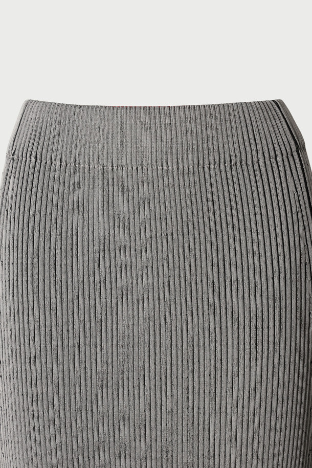 CARLOTA(카를로타) 니트 슬릿 스커트는 레이온과 나일론 혼방 소재로 부드러운 촉감을 선사하며, 가을/겨울 시즌에 적합한 롱 스커트입니다. 슬림핏으로 떨어지는 골지 패턴이 미니멀하면서도 베이직한 스타일을 연출하며, 출근룩에 잘 어울립니다. 허리 밴딩 처리와 사이드 슬릿 디테일이 편안함과 활동성을 더했습니다. 얇은 두께감으로 답답함 없이, 다양한 상의와 손쉽게 매치하여 세련된 룩을 완성할 수 있습니다. 그레이 컬러로 어떤 옷에도 잘 어울려 활용도가 높습니다.
