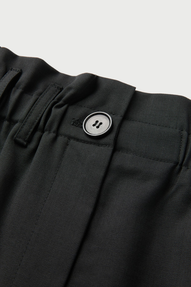 CARRIE(캐리) 페이퍼백 미디 포켓 스커트는 가을, 겨울 시즌에 어울리는 여성용 미디스커트입니다. 미니멀하고 클래식한 스타일로, 모 소재의 두꺼운 원단과 뻣뻣한 촉감이 특징입니다. H라인 핏에 페이퍼백 타입 허리 디자인, 하이웨이스트로 다리가 길어 보이는 효과를 줍니다. 측면 플랩 포켓과 버튼 탭 디테일, 전면 슬릿으로 포인트를 더했으며, 안감은 레이온 소재를 사용했습니다. 오피스룩, 출근룩, 모임룩 등 다양한 TPO에 활용 가능한 시크한 블랙 스커트입니다.
