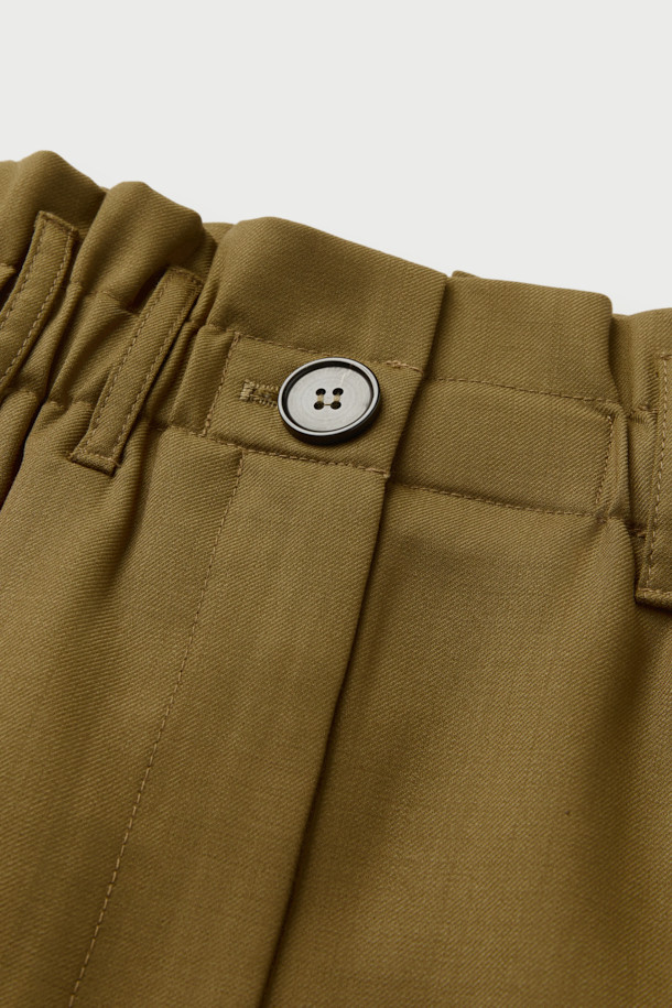 CARRIE(캐리) 페이퍼백 미디 포켓 스커트는 여성용 스커트로, 미니멀하고 시크한 스타일을 연출합니다. 허리 밴딩과 하이웨이스트 디자인으로 편안한 착용감을 선사하며, A라인 핏으로 다리 라인을 더욱 돋보이게 합니다. 무지 패턴의 모 소재로 제작되어 고급스러운 분위기를 자아내며, 측면 플랩 포켓과 버튼 탭 디테일이 세련된 포인트를 더합니다. 안감이 있어 비침 걱정 없이, 오피스룩, 출근룩, 모임룩 등 다양한 TPO에 활용 가능합니다.
