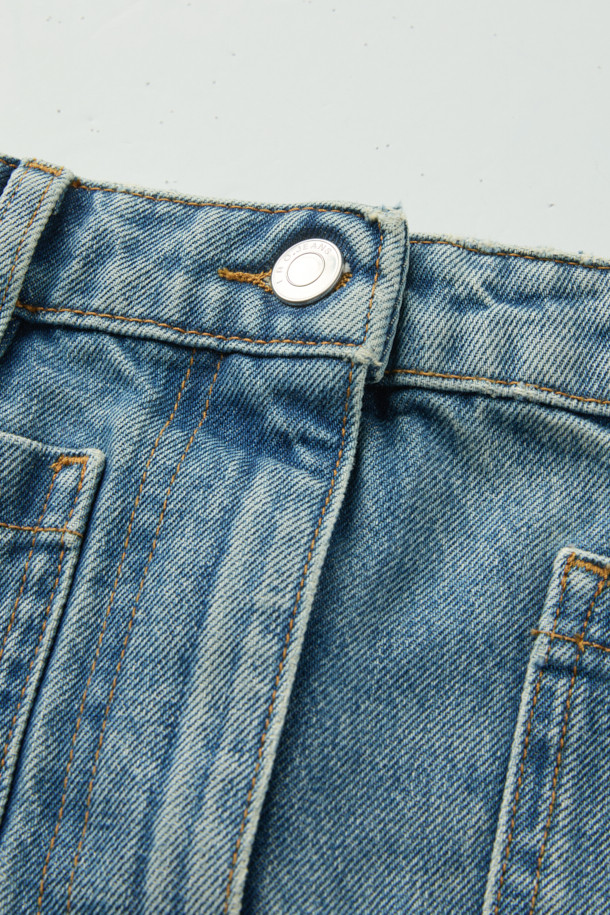 **SIRYNE(시린) 포켓 데님 스커트**는 캐주얼, 미니멀, 클래식 스타일을 즐겨 입는 여성들을 위한 데님 스커트입니다. 블루 컬러의 무지 디자인으로, 봄, 가을에 어울리는 두꺼운 두께감과 뻣뻣한 촉감을 가지고 있습니다. 스트레이트 핏의 H라인 스커트로, 빈티지 워싱과 프론트 아웃포켓 디테일이 특징이며, 뒷면 허리 다트와 슬릿으로 편안함과 스타일을 더했습니다. 안감은 폴리에스터와 면 혼방으로 제작되었으며, 데이트룩이나 봄 소풍룩에 코디하기 좋습니다.
