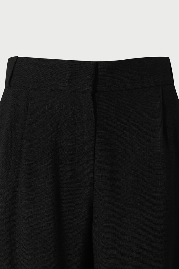 세련된 스타일을 완성하는 AXELLE(아셀) 테이퍼드 팬츠입니다. 블랙 컬러의 레이온 소재로 제작되어 부드러운 착용감을 선사하며, 사계절 내내 활용하기 좋습니다. 클래식하고 미니멀한 디자인으로 오피스룩, 출근룩, 모임룩 등 다양한 TPO에 매치하기 용이합니다. 하이웨이스트 디자인과 프론트 턱 디테일이 세련된 실루엣을 연출하며, 밑단 버튼 탭과 사이드 포켓, 벨트 고리가 실용성을 더합니다. 테이퍼드 핏으로 다리가 길어 보이는 효과를 주며, 시크한 스타일을 완성할 수 있습니다.
