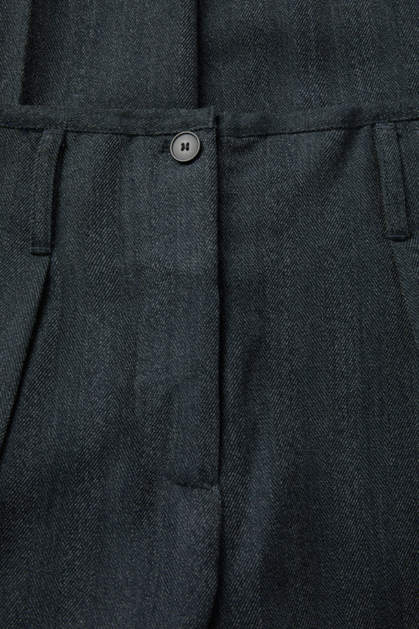 BARISSA (바리사) 와이드 테일러 팬츠는 클래식, 미니멀, 시크 스타일을 추구하는 여성 고객을 위한 제품입니다. 가을, 겨울 시즌에 어울리는 두꺼운 두께감의 블랙 컬러 긴바지로, 모와 폴리에스터 혼방 소재로 제작되었습니다. 루즈핏 와이드 실루엣에 핀턱 디테일과 후면 웰트 포켓으로 포인트를 더했으며, 안감은 레이온과 면으로 마감하여 편안한 착용감을 선사합니다. 오피스룩, 출근룩, 모임룩 등 다양한 TPO에 활용 가능하며, 일자 핏으로 세련된 스타일을 연출합니다.
