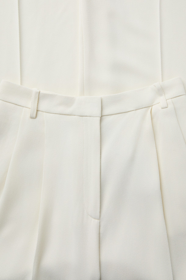 PALLIA(팔리아) 와이드 팬츠는 부드러운 레이온과 모 혼방 소재로 제작되어 봄, 가을 시즌에 적합한 여성용 긴 바지입니다. 우아하고 베이직한 스타일을 연출하며, 허리 부분은 하이웨이스트 밴딩으로 디자인되어 편안한 착용감을 선사합니다. 플리츠 주름 디테일이 돋보이며, 넉넉한 루즈핏 와이드 실루엣으로 시크하고 미니멀한 스타일을 완성합니다. 데이트룩, 카페룩, 모임룩 등 다양한 TPO에 활용 가능하며, 웰트 포켓 디테일로 실용성을 더했습니다.
