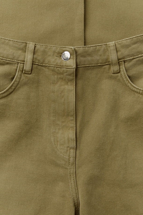 KENNIE(케니) 캐주얼 와이드 팬츠는 편안하고 스타일리시한 데일리룩을 완성하는 데 최적화된 바지입니다. 면 소재로 제작되어 부드러운 착용감을 제공하며, 봄, 여름, 가을 세 계절 모두 활용 가능합니다. 카키와 올리브 두 가지 색상으로 출시되어 다양한 상의와 쉽게 매치할 수 있으며, 와이드핏과 숏 기장으로 트렌디한 스타일을 연출합니다. 전면 사선 포켓과 백 패치 포켓 디테일이 실용성을 더하며, 캐주얼하고 베이직한 스타일을 선호하는 분들께 추천드립니다.
