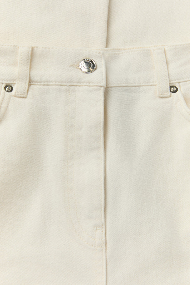 'OLIVIER(올리비에)' 부츠컷 데님 팬츠는 일상과 데이트룩, 출근룩에 모두 잘 어울리는 제품입니다. 면과 폴리우레탄 혼방의 스판 소재로 제작되어 편안한 착용감을 선사하며, 하이라이즈 디자인으로 다리가 길어 보이는 효과를 줍니다. 슬림한 골반 라인과 플레어 밑단이 여성스러운 실루엣을 연출하며, 기본 포켓과 버튼 플라이 클로징으로 클래식하고 미니멀한 스타일을 완성합니다. 슬림핏 부츠컷 디자인으로 캐주얼한 스타일을 즐기기에도 좋습니다.
