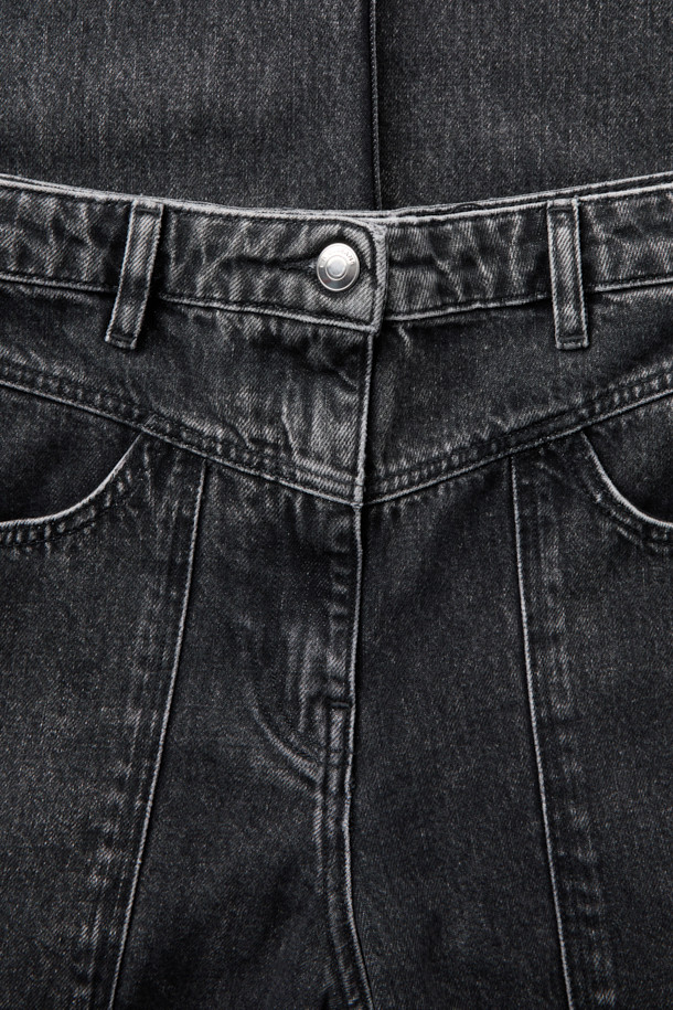 **JOSH(조쉬) 포켓 데님 팬츠**는 베이직한 스타일을 추구하는 분들을 위한 와이드핏 데님 반바지입니다. 블랙 컬러의 무지 디자인으로, 데이트룩과 모임룩 등 다양한 TPO에 활용하기 좋습니다. 면 소재로 제작되어 봄, 여름, 가을 시즌에 편안하게 착용할 수 있으며, 버튼 플라이 클로징과 패치 포켓 디테일이 특징입니다. 캐주얼, 미니멀, 클래식 스타일을 즐겨 입는 분들께 추천하는 아이템입니다. 와이드핏으로 편안함과 스타일리시함을 동시에 잡으세요.
