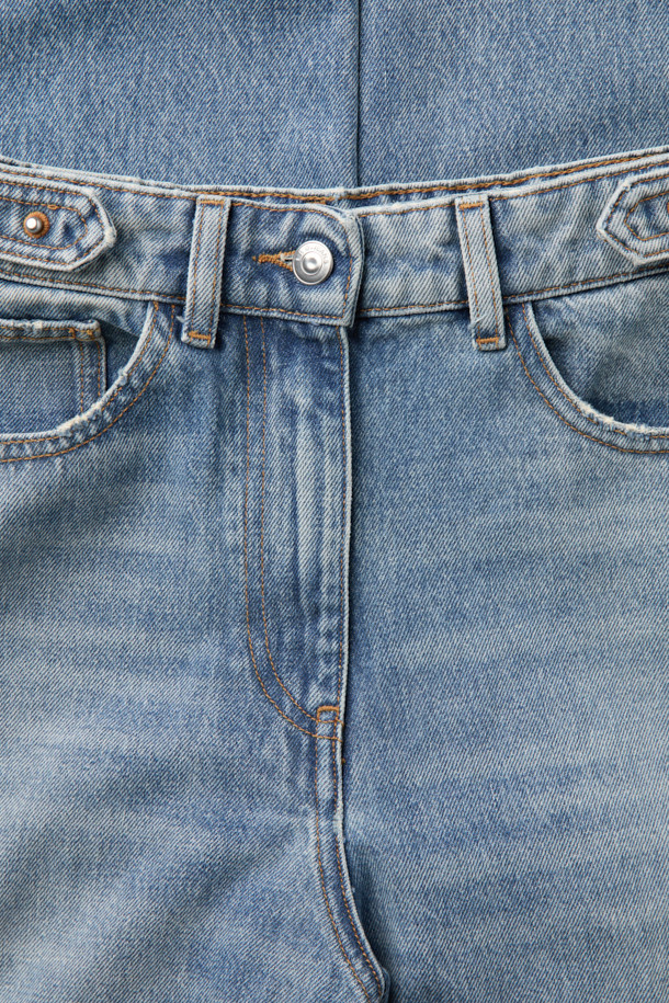 STEEVE (스티브) 벨티드 와이드 데님 팬츠는 연청 컬러의 와이드핏 데님 팬츠입니다. 봄, 가을에 어울리는 캐주얼 스타일로, 하이라이즈 디자인과 빈티지 워싱, 페이드 처리로 멋스러움을 더했습니다. 버튼 탭 디테일과 5포켓 디자인, 버튼 플라이 디테일이 돋보이며, 면과 폴리에스터, 면 혼방의 안감으로 편안한 착용감을 선사합니다. 데이트룩, 봄 소풍룩에 어울리며, 미니멀, 클래식 스타일을 즐기는 분들께 추천합니다.
