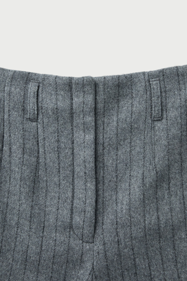 NIRIA (니리아) 울 쇼츠는 여성스러운 실루엣을 강조하는 플레어 핏 쇼츠입니다. 고급스러운 모(wool)와 나일론 혼방 소재로 제작되어 봄, 가을에 착용하기 좋으며, 안감은 레이온과 면으로 편안한 착용감을 선사합니다. 세련된 핀스트라이프 패턴과 하이웨이스트 디자인, 히든 클로징, 벨트 고리, 다트 디테일이 더해져 클래식하고 미니멀한 무드를 연출합니다. 오피스룩, 데이트룩, 모임룩 등 다양한 TPO에 시크하게 매치하여 스타일리시함을 더해보세요. 그레이 컬러로 어떤 상의와도 무난하게 어울려 활용도가 높습니다.
