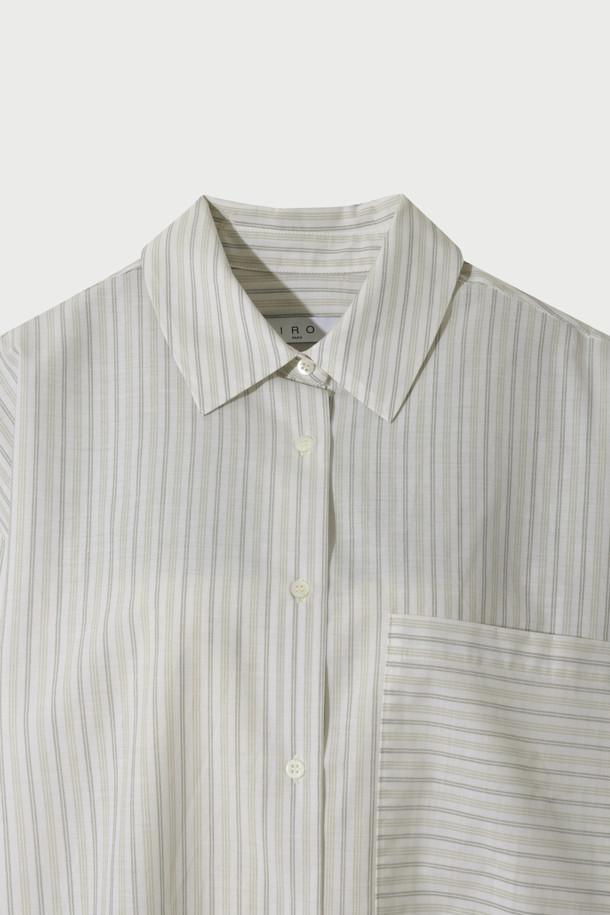 TAMYNA(타미나) 스트라이프 포켓 셔츠는 여성 고객을 위한 캐주얼 스타일의 셔츠/블라우스입니다. 화이트 컬러에 봄, 여름 시즌 착용하기 좋은 얇은 두께의 면 소재로 제작되었습니다. 루즈핏 디자인과 드롭숄더, 싱글 포켓 디테일이 특징이며, 칼라 넥라인과 긴 소매 기장으로 단정함을 더했습니다. 데이트룩, 카페룩, 봄 소풍룩 등 다양한 TPO에 맞춰 미니멀하고 클래식한 스타일을 연출할 수 있습니다. 스트라이프 패턴이 경쾌한 분위기를 선사하여 일상에서 편안하게 착용하기 좋습니다.
