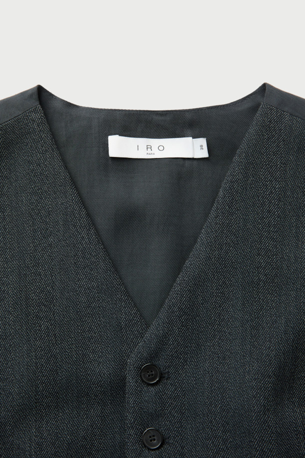 BENYO 웨이스트코트 베스트 탑은 봄, 가을 시즌에 어울리는 클래식하고 포멀한 스타일의 웨이스트코트입니다. 블랙 컬러의 무지 디자인으로, 오피스룩, 비즈니스 캐주얼, 모임룩 등 다양한 TPO에 활용 가능합니다. 앞면은 울 혼방 소재, 뒷면은 레이온 배색으로 제작되었으며, 레귤러핏 V넥 민소매 디자인으로 시크하고 미니멀한 무드를 연출합니다. 버튼업 디자인과 셋업 가능한 특징이 있으며, 안감은 레이온 소재를 사용했습니다.
